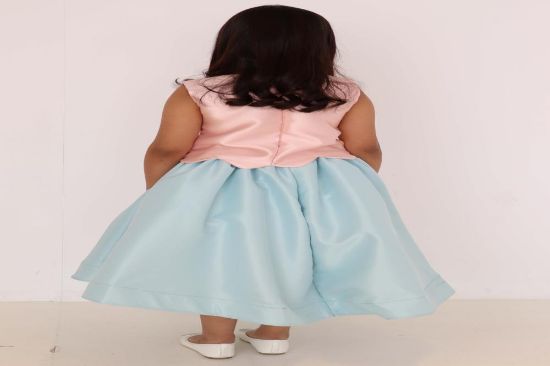 صورة فستان سهرة مزيج الفخامة والاناقه  باللونين الوردي الفاتح والسماوي